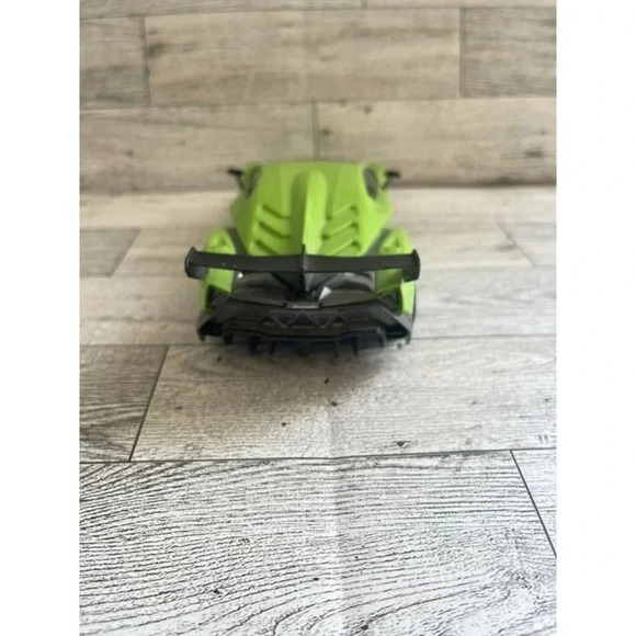 Lamborghini Veneno 1:24 Licensed Friction Car (Green) No Remote Control - Picture 4 of 5